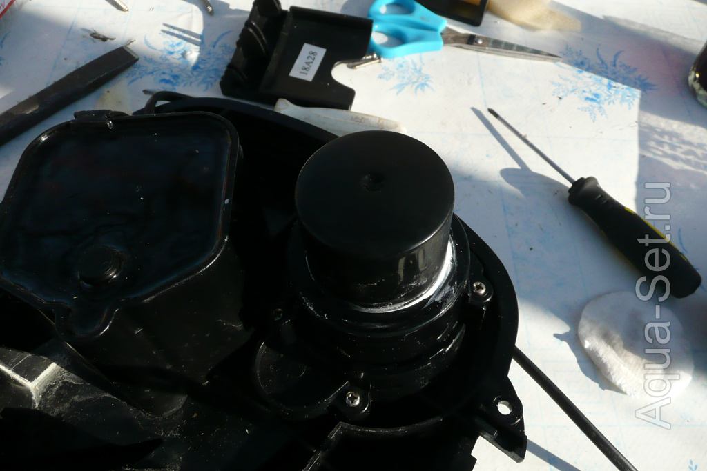 Переделка фильтра Tetra EX 1200 для Земляного аквариума - поэтому помпа была просиликонена, как и входные/выходные шуцера, и сама крышка была закрыта после предварительного промазывания силиконом бака фильтра.